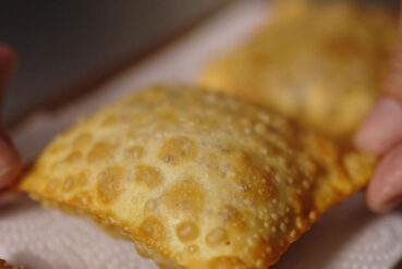 5 segredos para o pastel perfeito: crocante por fora, suculento por dentro 5 segredos para o pastel perfeito: crocante por fora, suculento por dentro