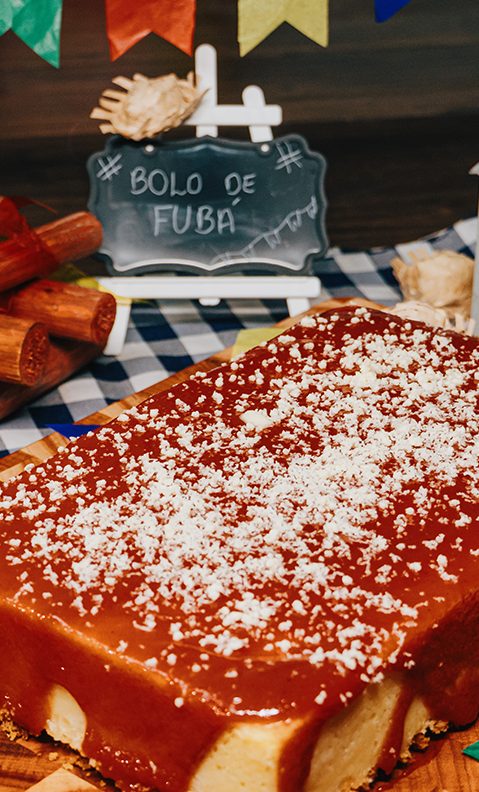 Bolo cremoso de fubá com calda de Goiabada